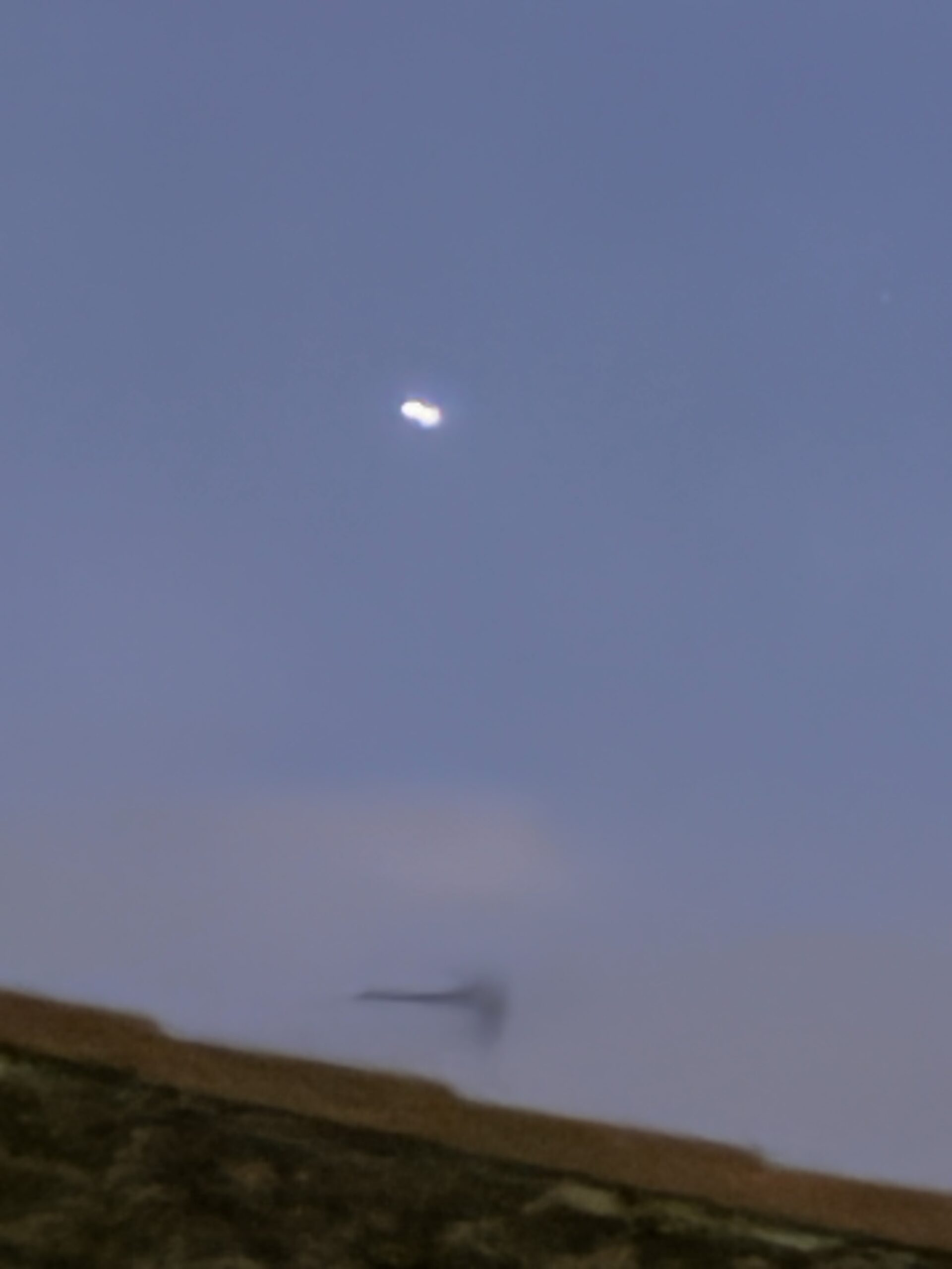 Ufo nei cieli di Crema, il video che mostra la strana luce multicolore e forma fissa in cielo