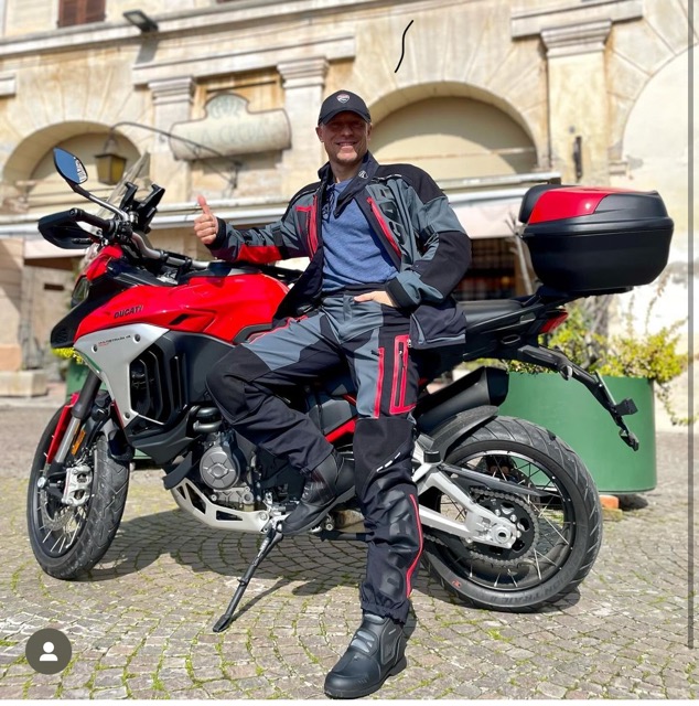 L’attore Stefano Accorsi, in versione motociclista, visita la bella Crema e poi pranza al mitico ‘Caffè La Crepa’ a Isola Dovarese…