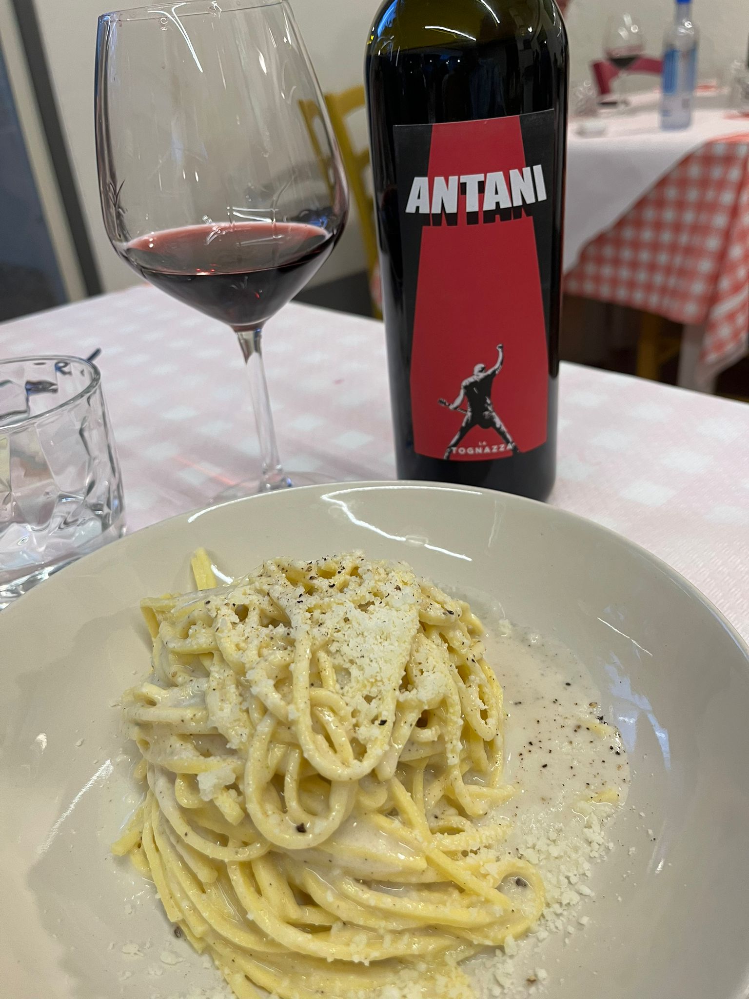 Ah come è contagiosa l’AntaniMania, il vino Rosso, Made in la Tognazza che accompagna i piatti romani (e non solo) alla Ciminiera di Crema