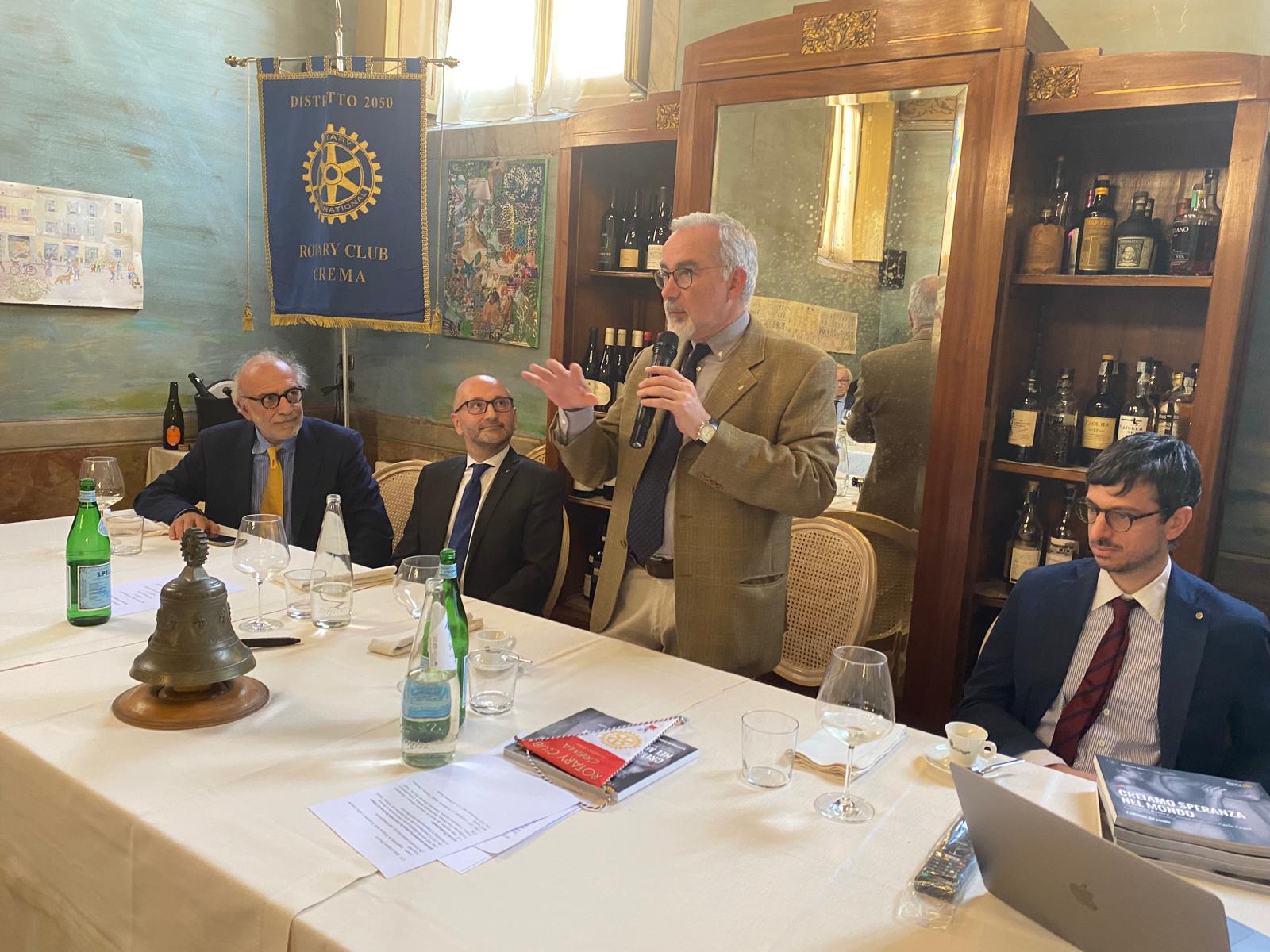 Cristian Chizzoli riconfermato presidente di Padania Acque è stato ospite-relatore del Rotary