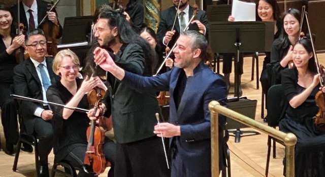 Il cremasco Jader Bignamini, Detroit Symphony Orchestra, si complimenta col violinista serbo  Nemanj Araduloff