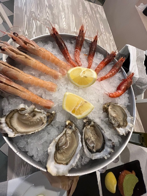 Elvira e Piero, a Montodine, alla Trattoria di Mare Partenope, portano il mare di Napoli in tavola. E il loro Babà porta fortuna!