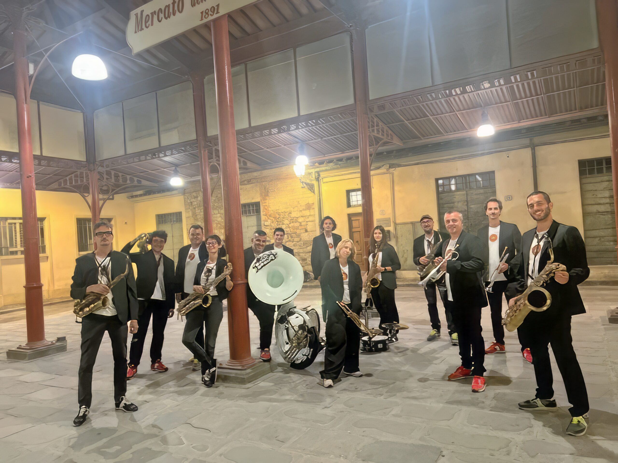 Le canzoni di Battisti per le strade di Milano con la Magicaboola Brass Band